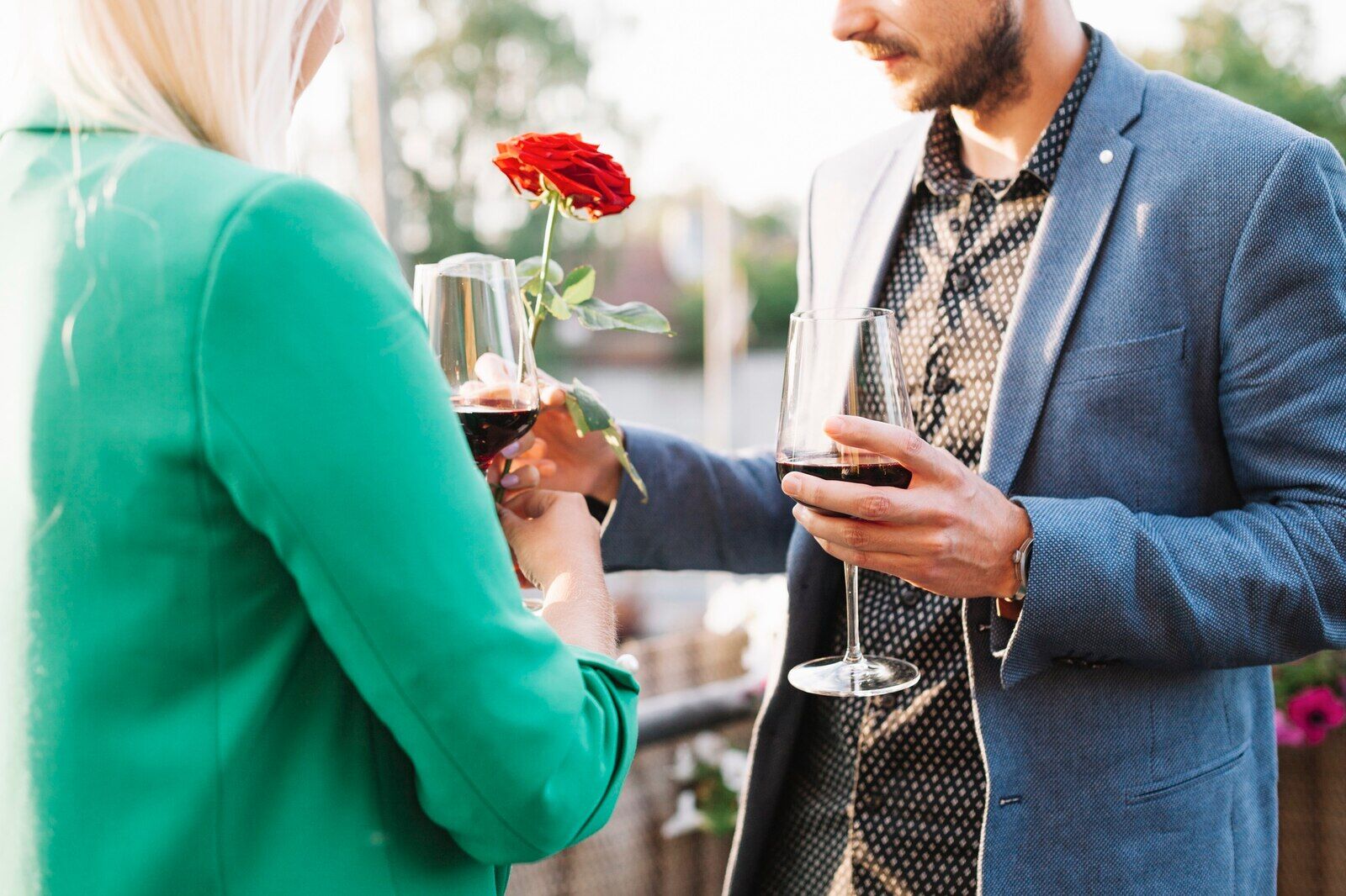Single optimiert sein Dating-Profil am Laptop mit guten Fotos und klarer Beschreibung