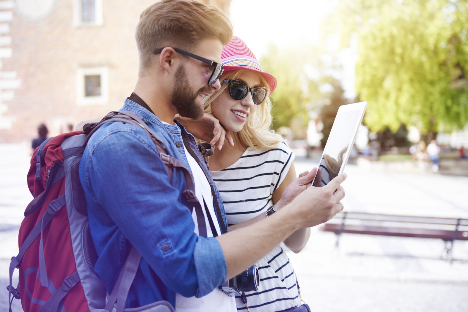 Person scrollt durch Dating-App und wird durch Gamification und Psychologie beeinflusst